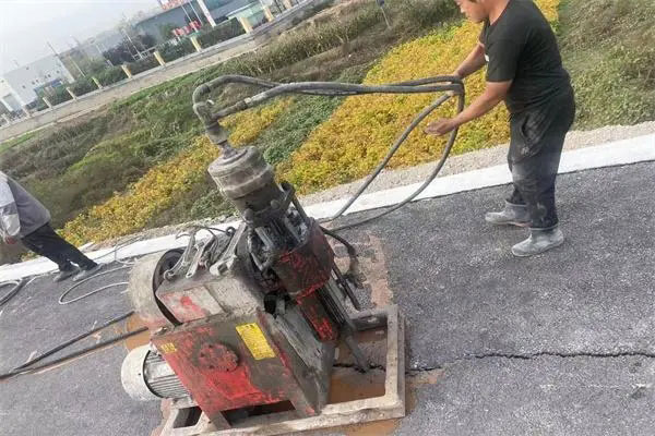 青冈马路面下沉注浆加固